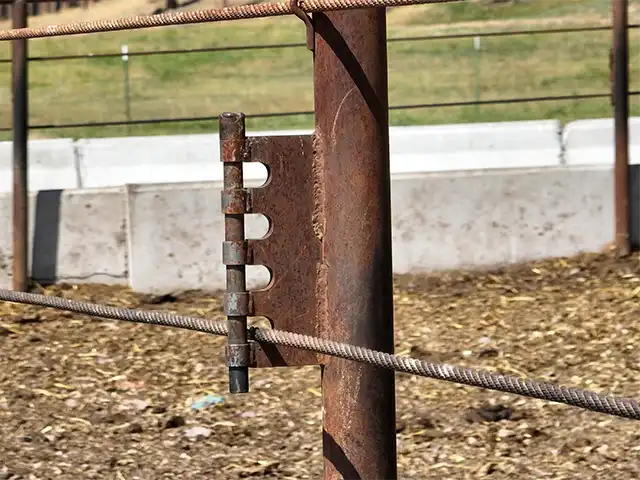 Steel Fence Bracket Steel Pipe Fence Installer.